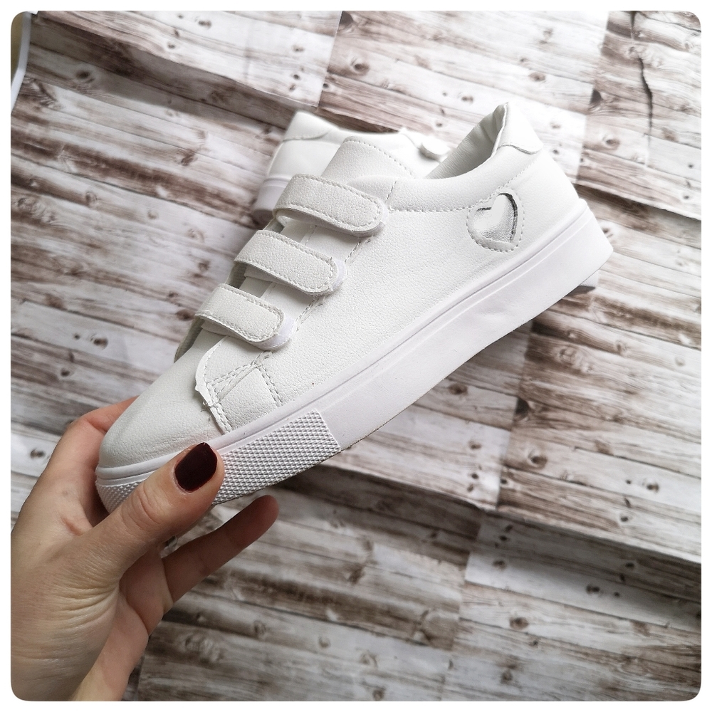 🆕🌟7 White Sneakers casual and cute silver heart